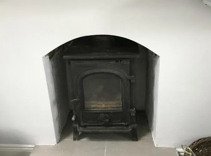 Hobbit Hollow * Ballymore Eustace