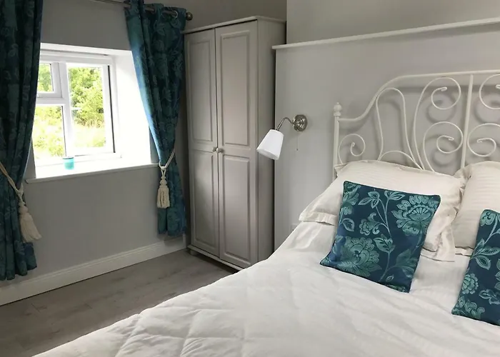 Hobbit Hollow * Ballymore Eustace